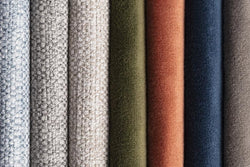 So reinigst du dein Stoffsofa richtig: Der Frühjahrsputz Leitfaden