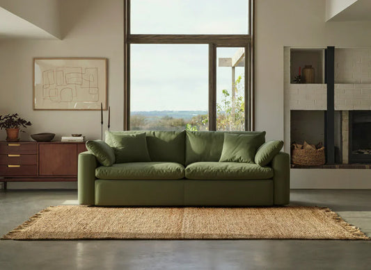 Grünes Sofa im Wohnzimmer: Ein Ton-für-Ton-Farbleitfaden