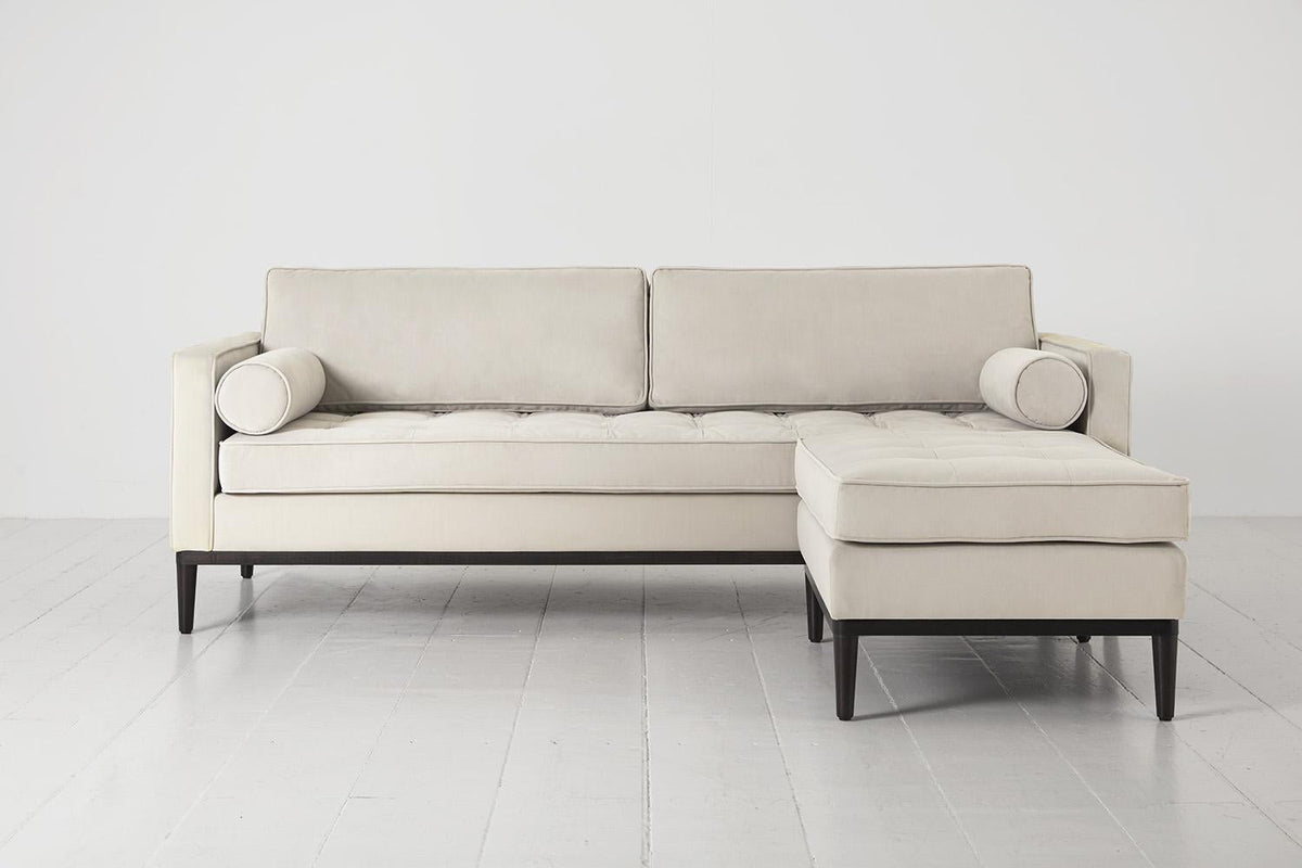 Model 02 Dreisizter Sofa mit Hocker, Knochenweiß