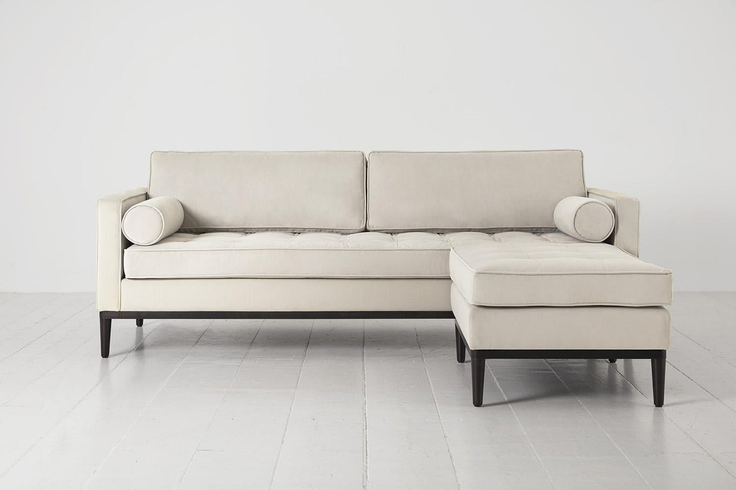Model 02 Dreisizter Sofa mit Hocker, Knochenweiß