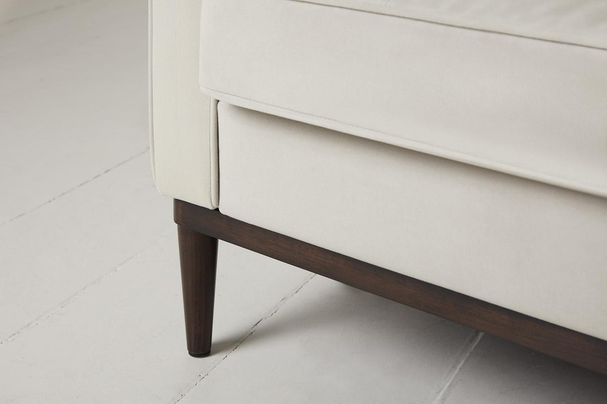 Model 02 Dreisizter Sofa mit Hocker, Knochenweiß