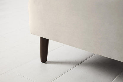 Model 05 Dreisizter Sofa mit Hocker, Knochenweiß