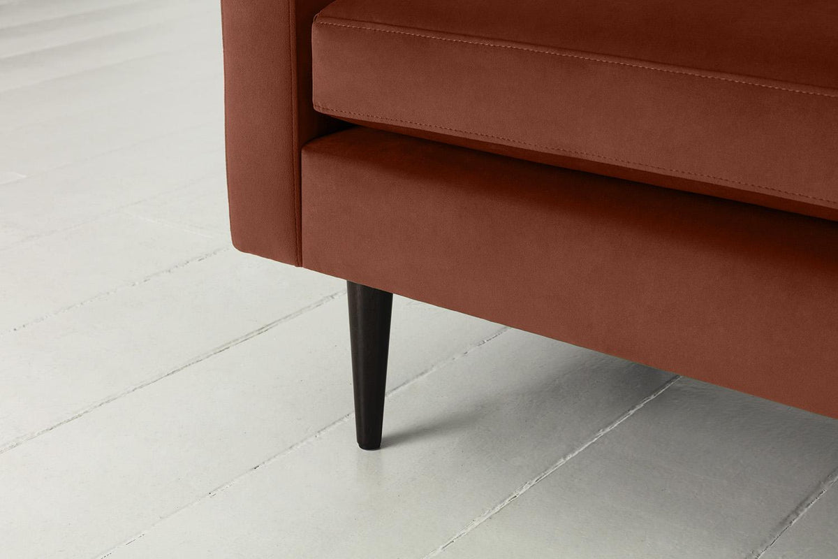Model 01 Dreisizter Sofa mit Hocker, Ziegelrot