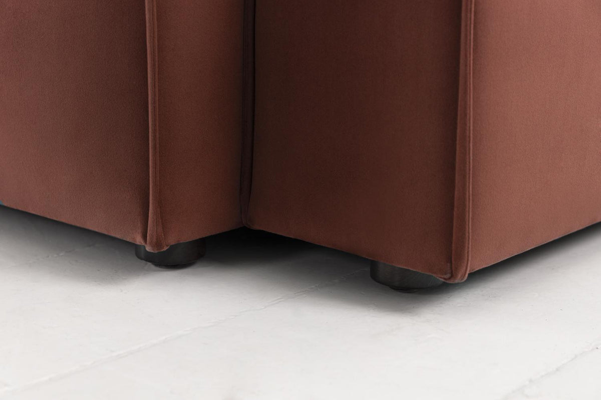 Dreisitzer-Sofa Model 03 mit Chaiselongue rechts, Ziegelrot