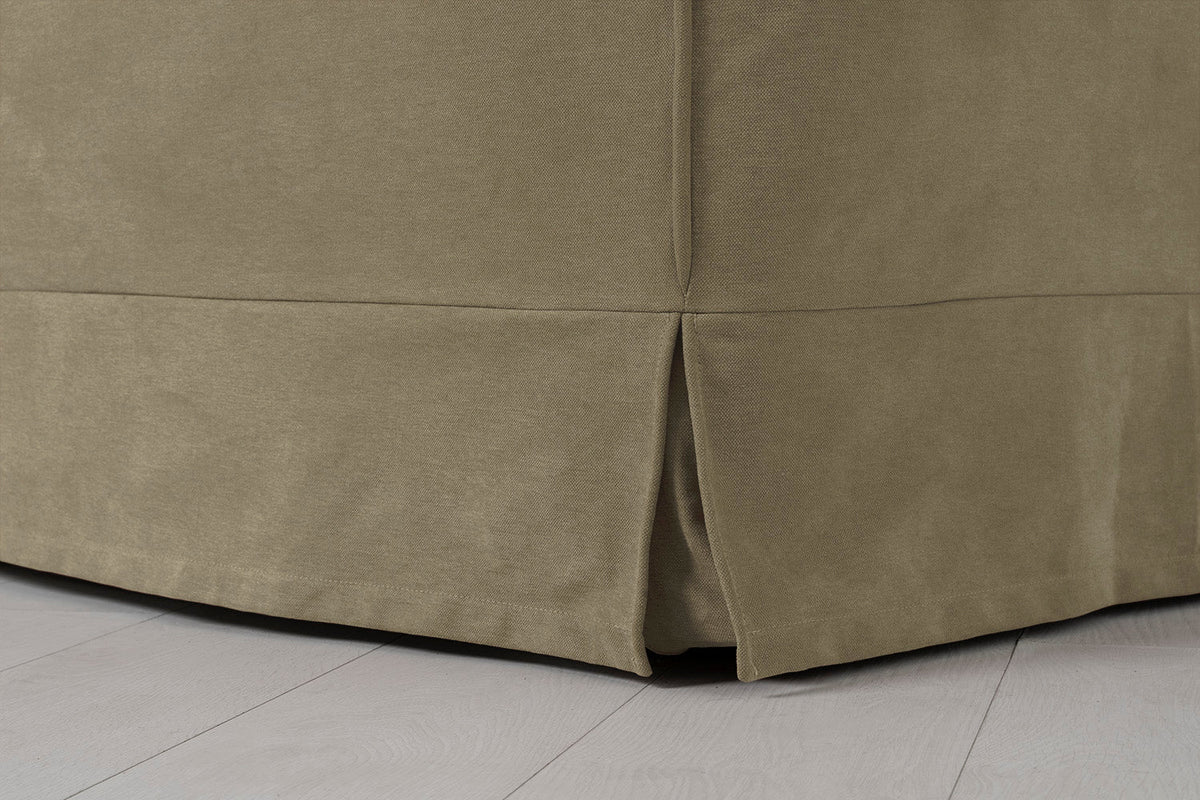 Model 18 Zweisitzer-Sofa mit Polsterhocker, Wiesengrün