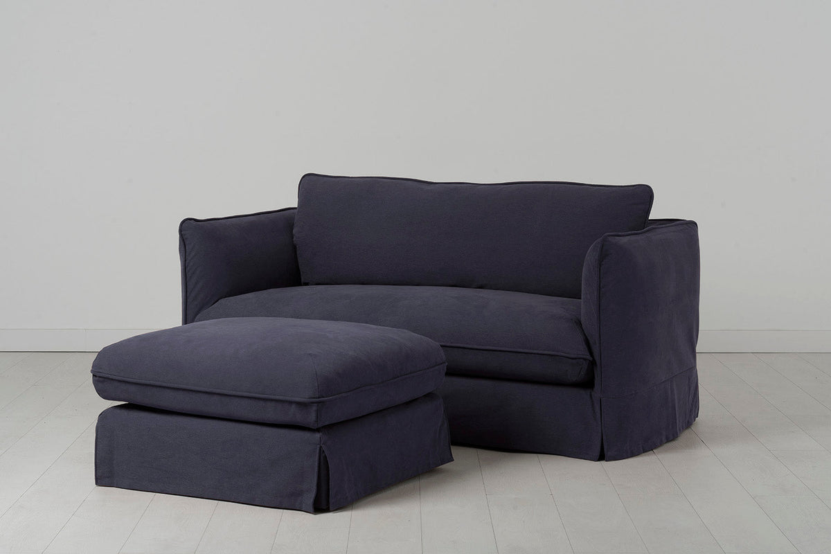 Model 18 Zweisitzer-Sofa mit Polsterhocker, Mitternachtsblau