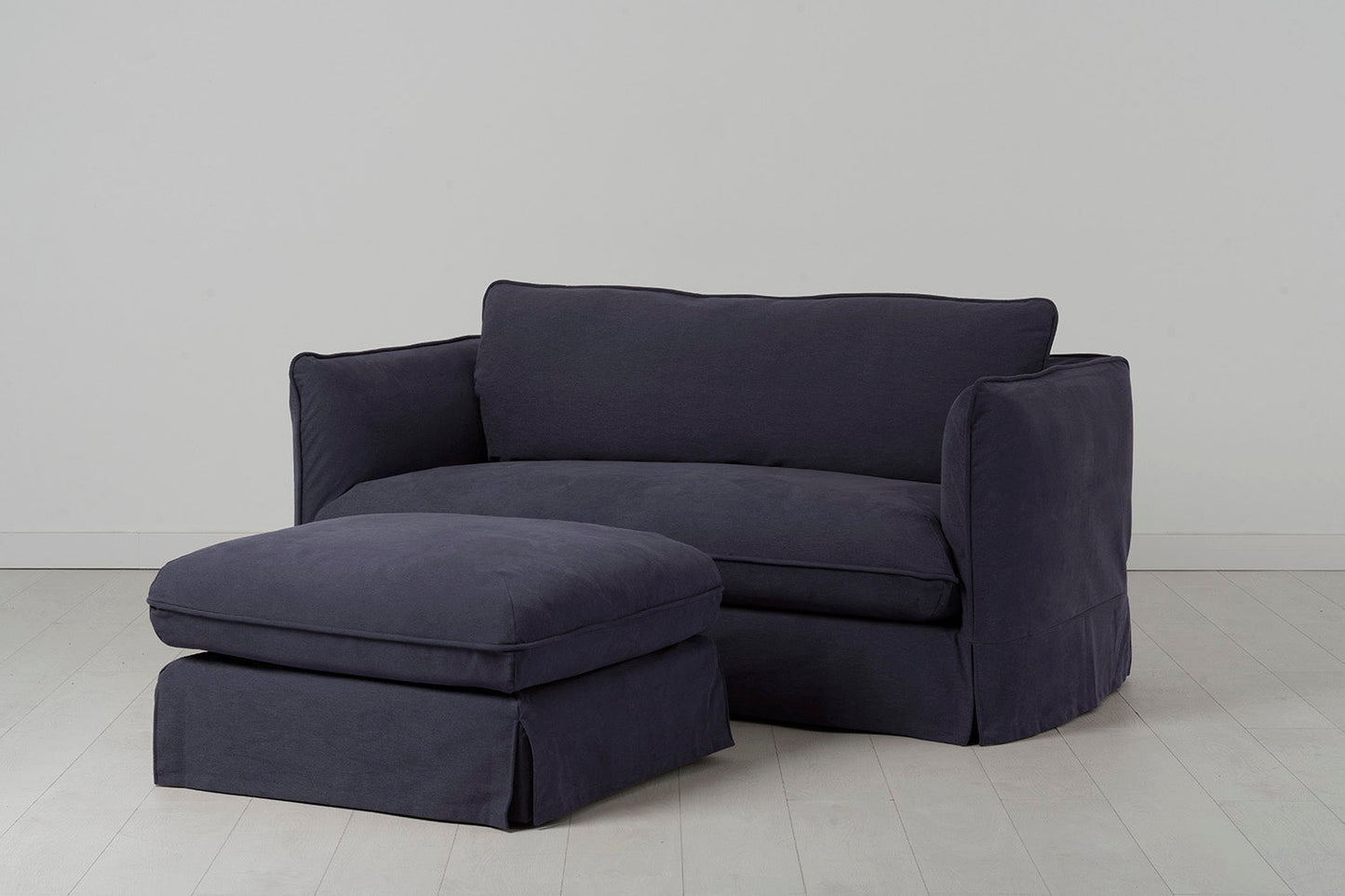 Model 18 Zweisitzer-Sofa mit Polsterhocker, Mitternachtsblau