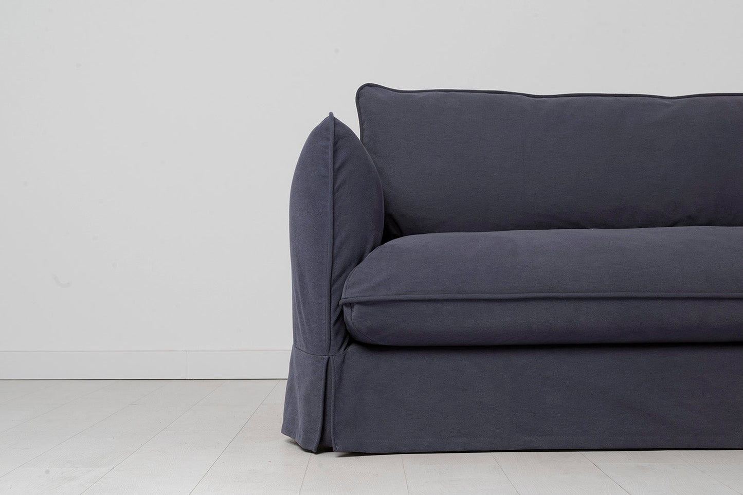 Model 18 Zweisitzer-Sofa mit Polsterhocker, Mitternachtsblau