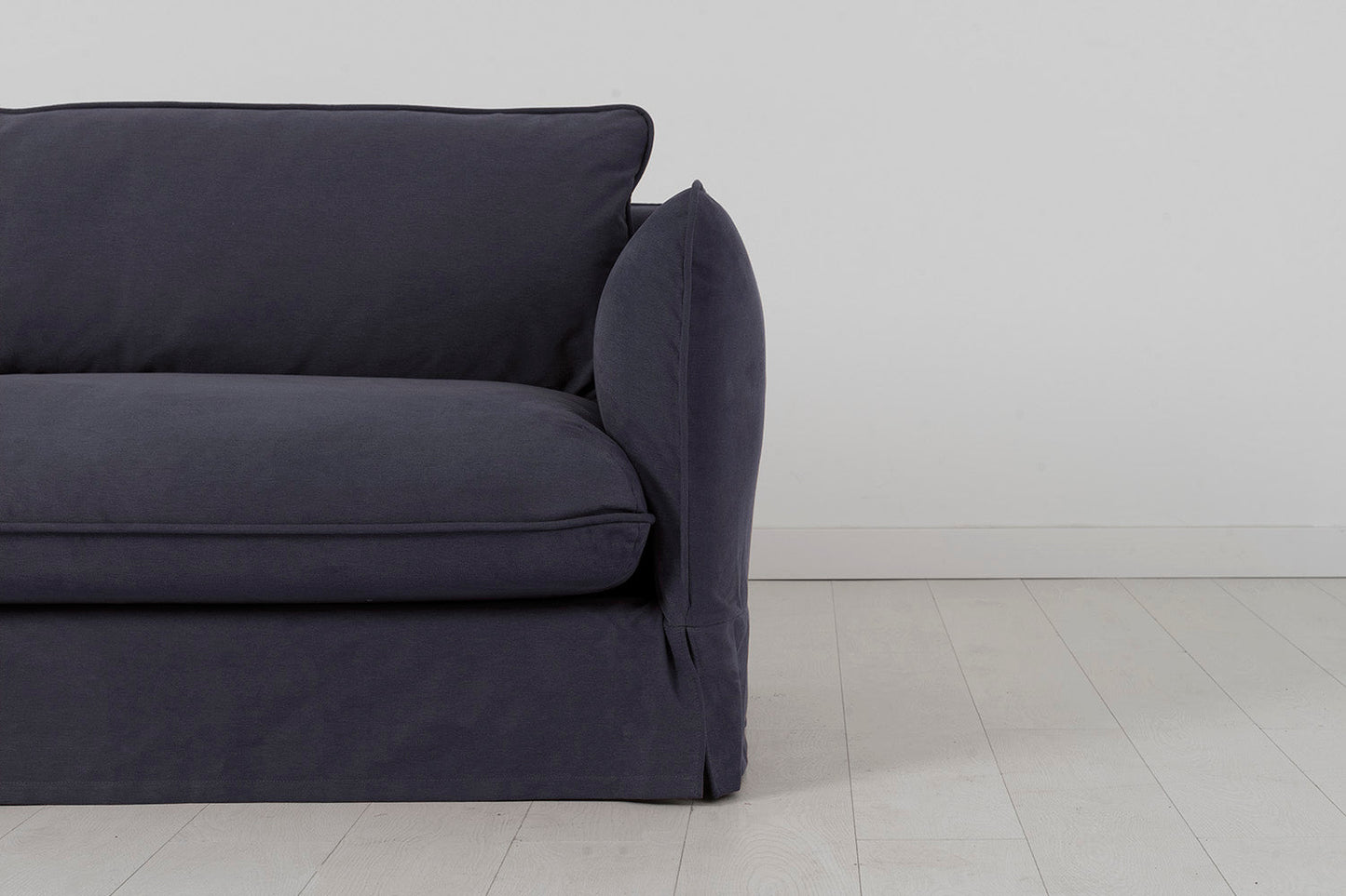 Model 18 Zweisitzer-Sofa mit Polsterhocker, Mitternachtsblau