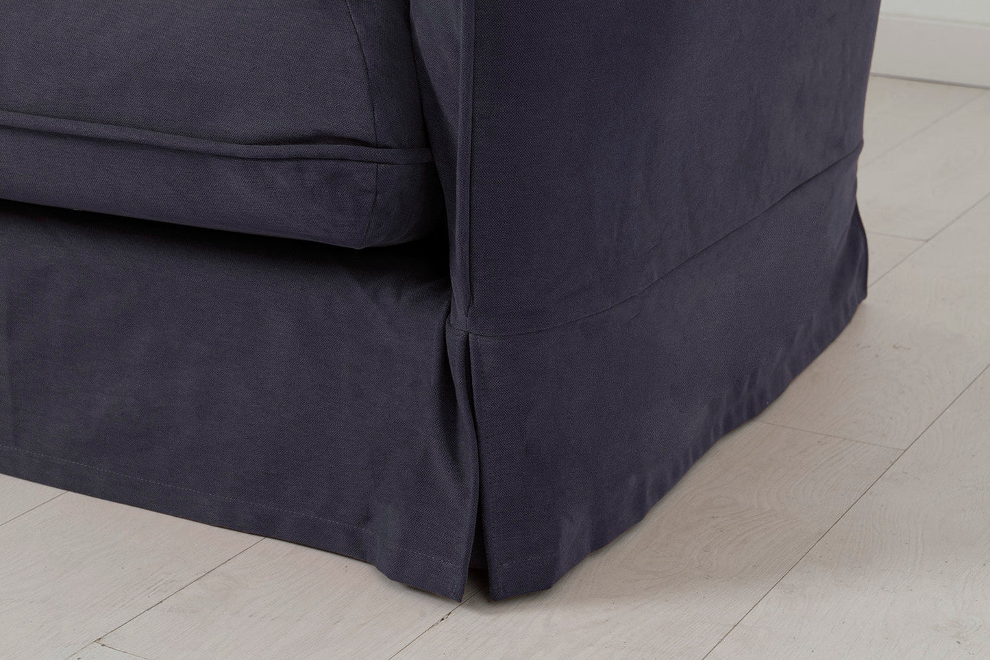 Model 18 Zweisitzer-Sofa mit Polsterhocker, Mitternachtsblau