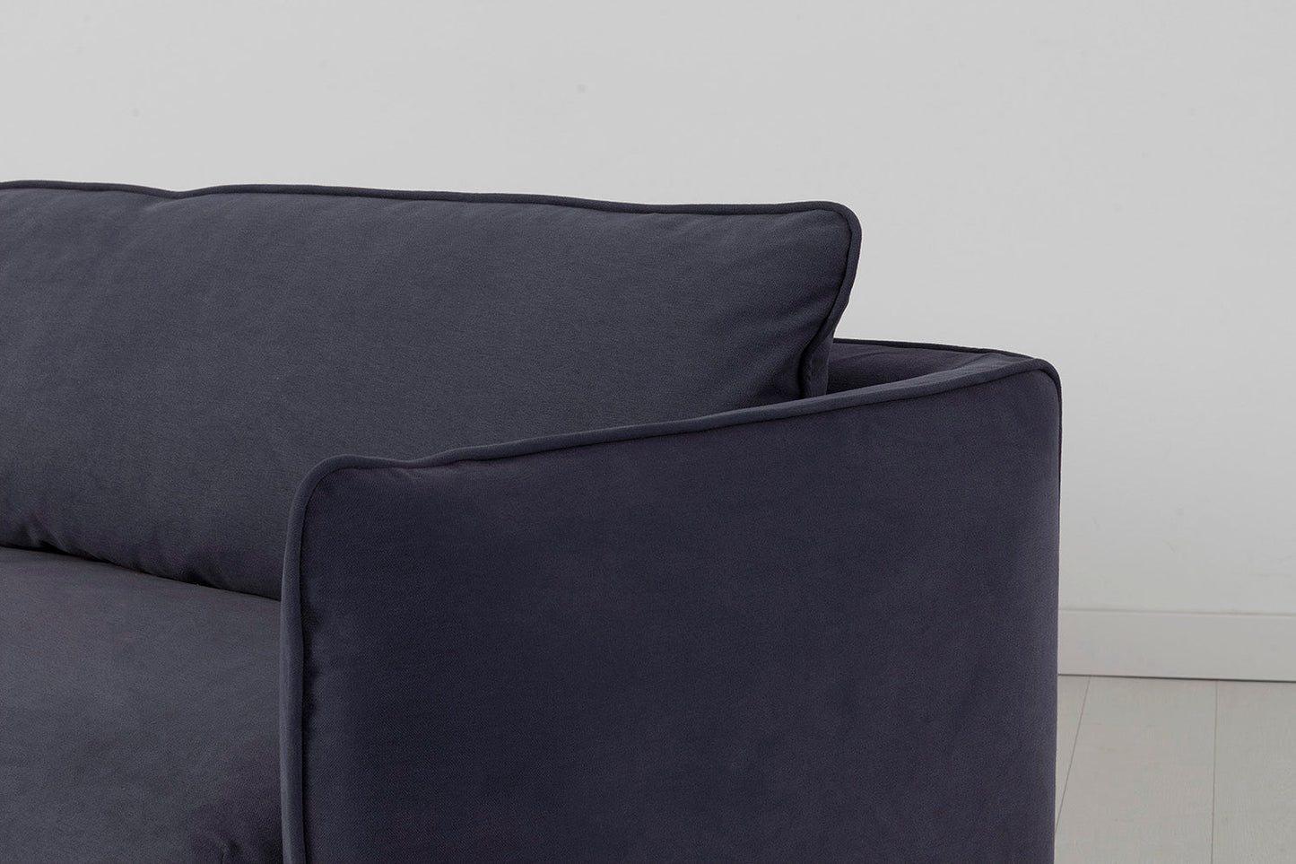 Model 18 Zweisitzer-Sofa mit Polsterhocker, Mitternachtsblau