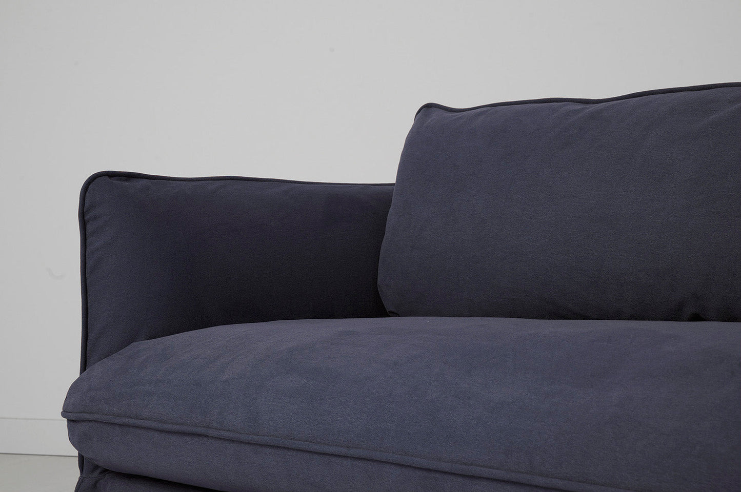 Model 18 Zweisitzer-Sofa mit Polsterhocker, Mitternachtsblau