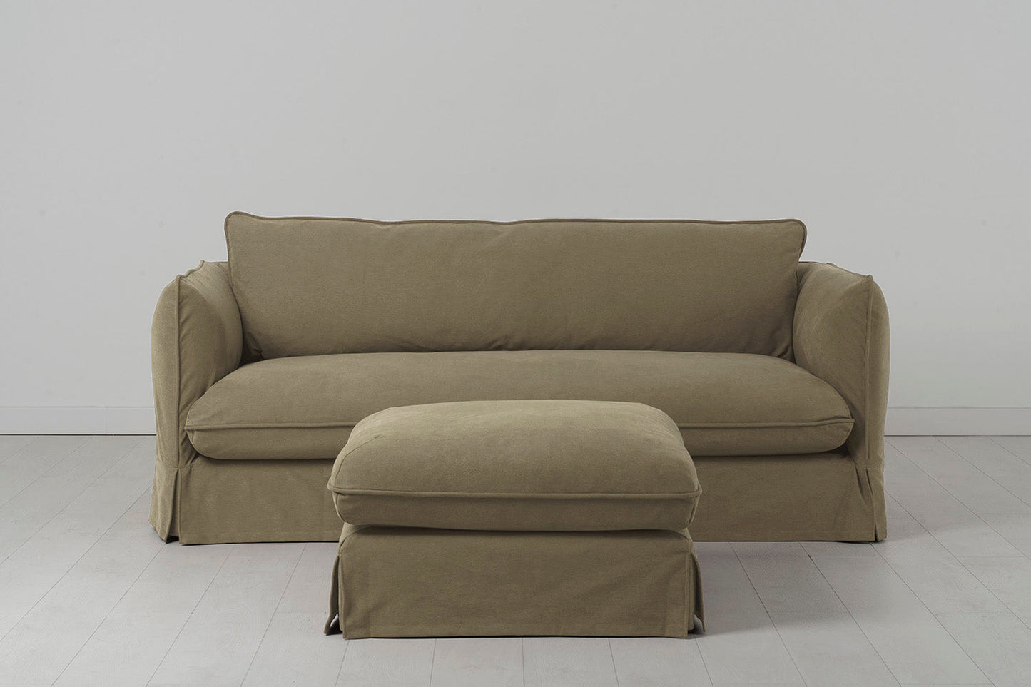 Dreisitzer-Sofa mit Polsterhocker