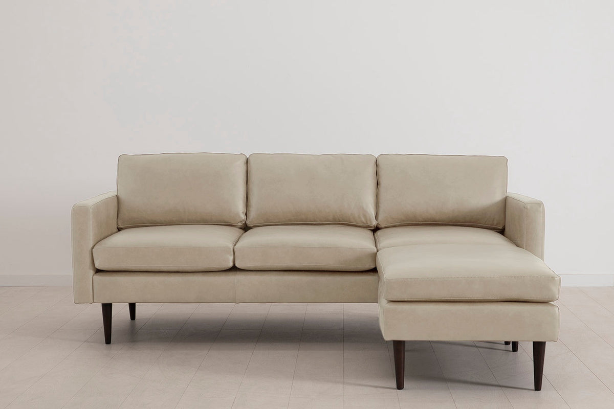 Model 01 Dreisizter Sofa mit Hocker, Oyster