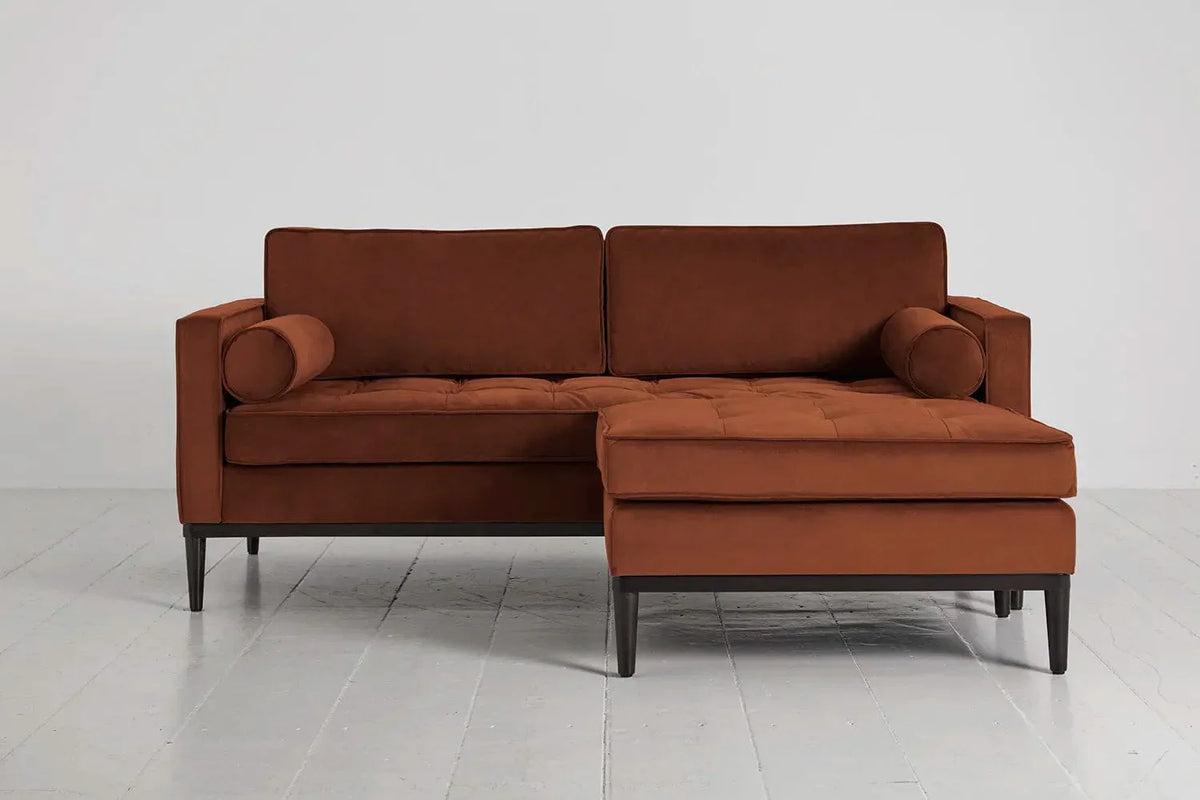 Model 02 Zweisitzer Sofa mit Hocker, Umbrabraun