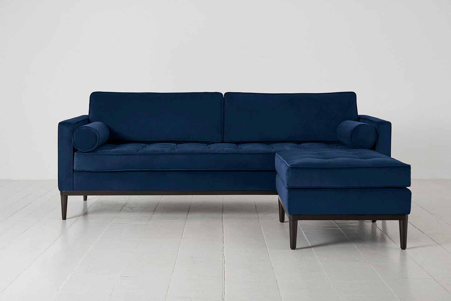 Model 02 Dreisizter Sofa mit Hocker, Indigoblau