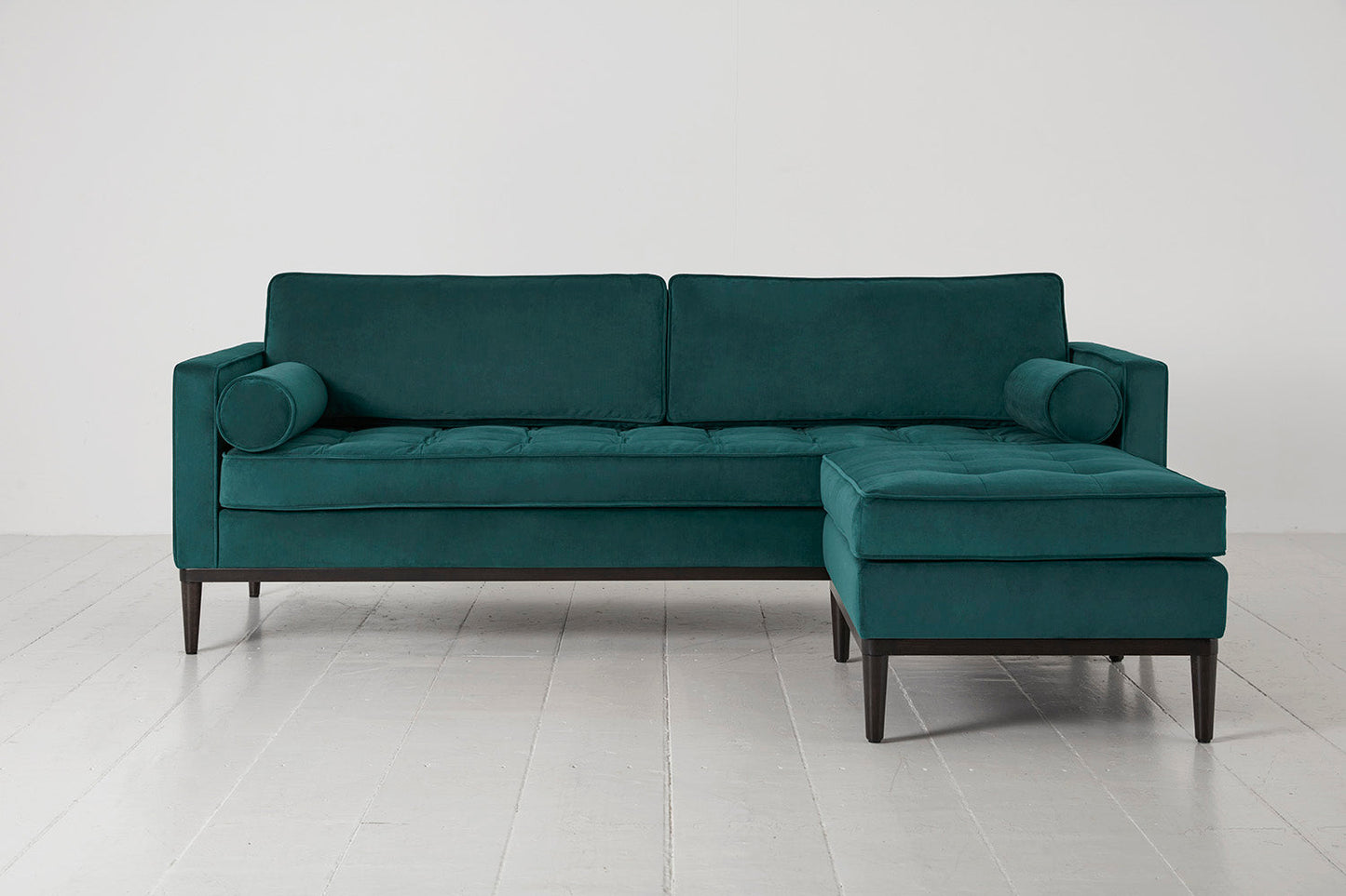 Model 02 Dreisizter Sofa mit Hocker, Eisvogelblau