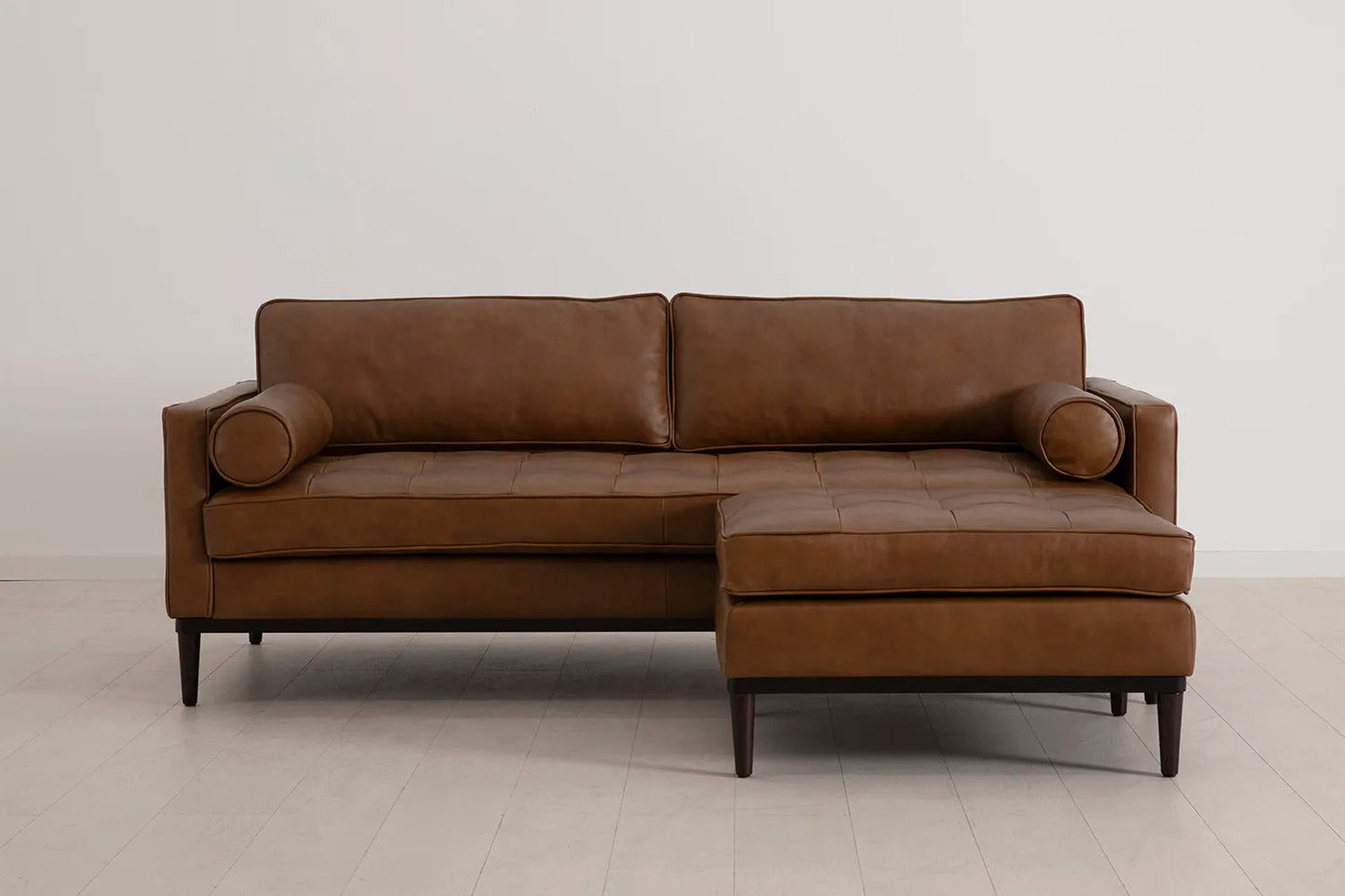 Model 02 Dreisizter Sofa mit Hocker, Ahornbraun