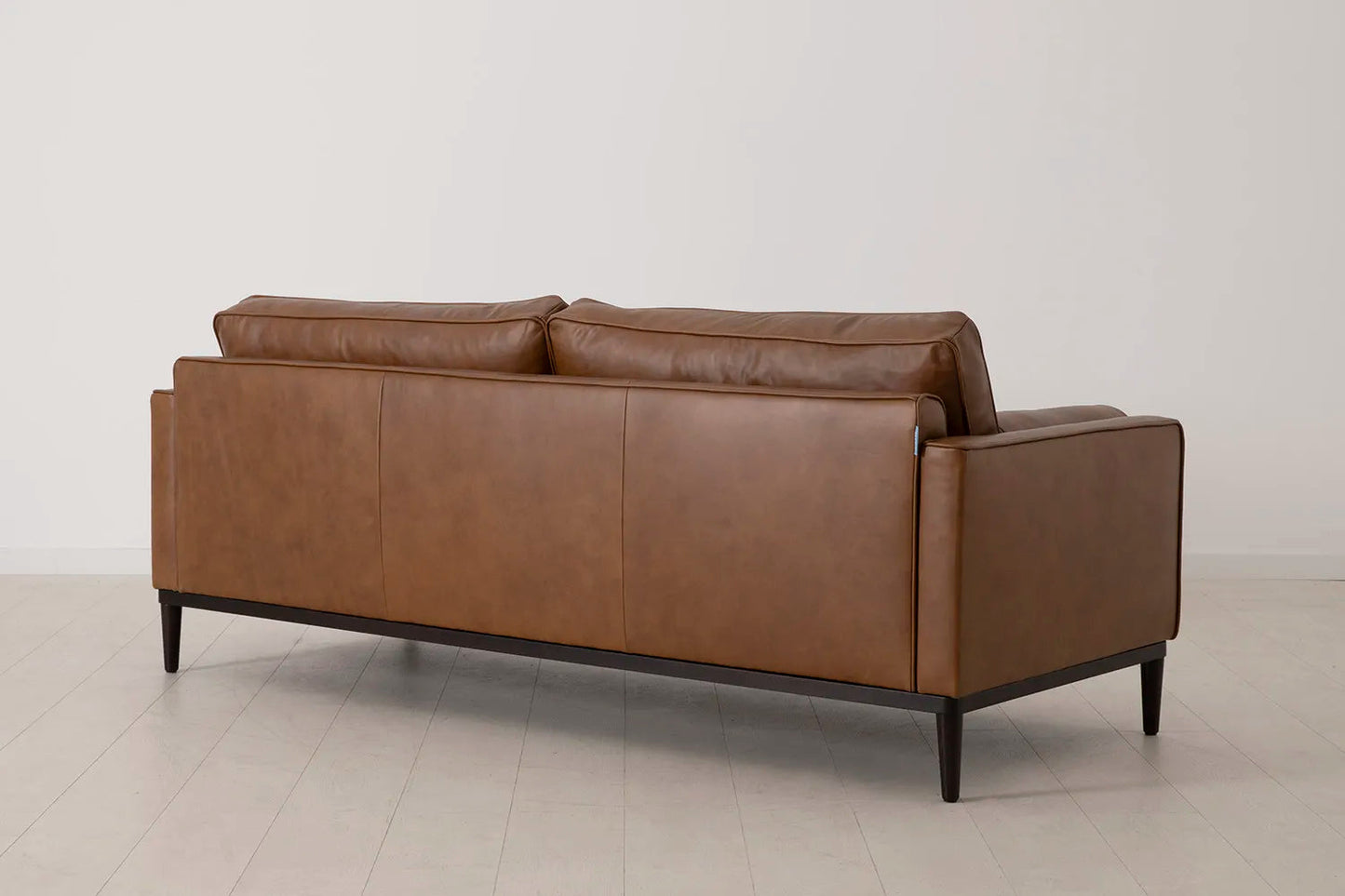 Model 02 Dreisizter Sofa mit Hocker, Ahornbraun