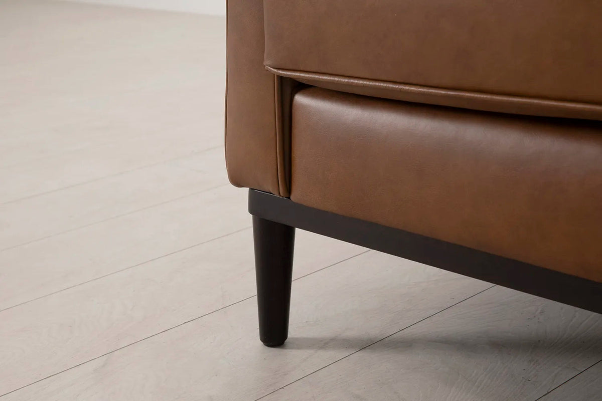 Model 02 Dreisizter Sofa mit Hocker, Ahornbraun