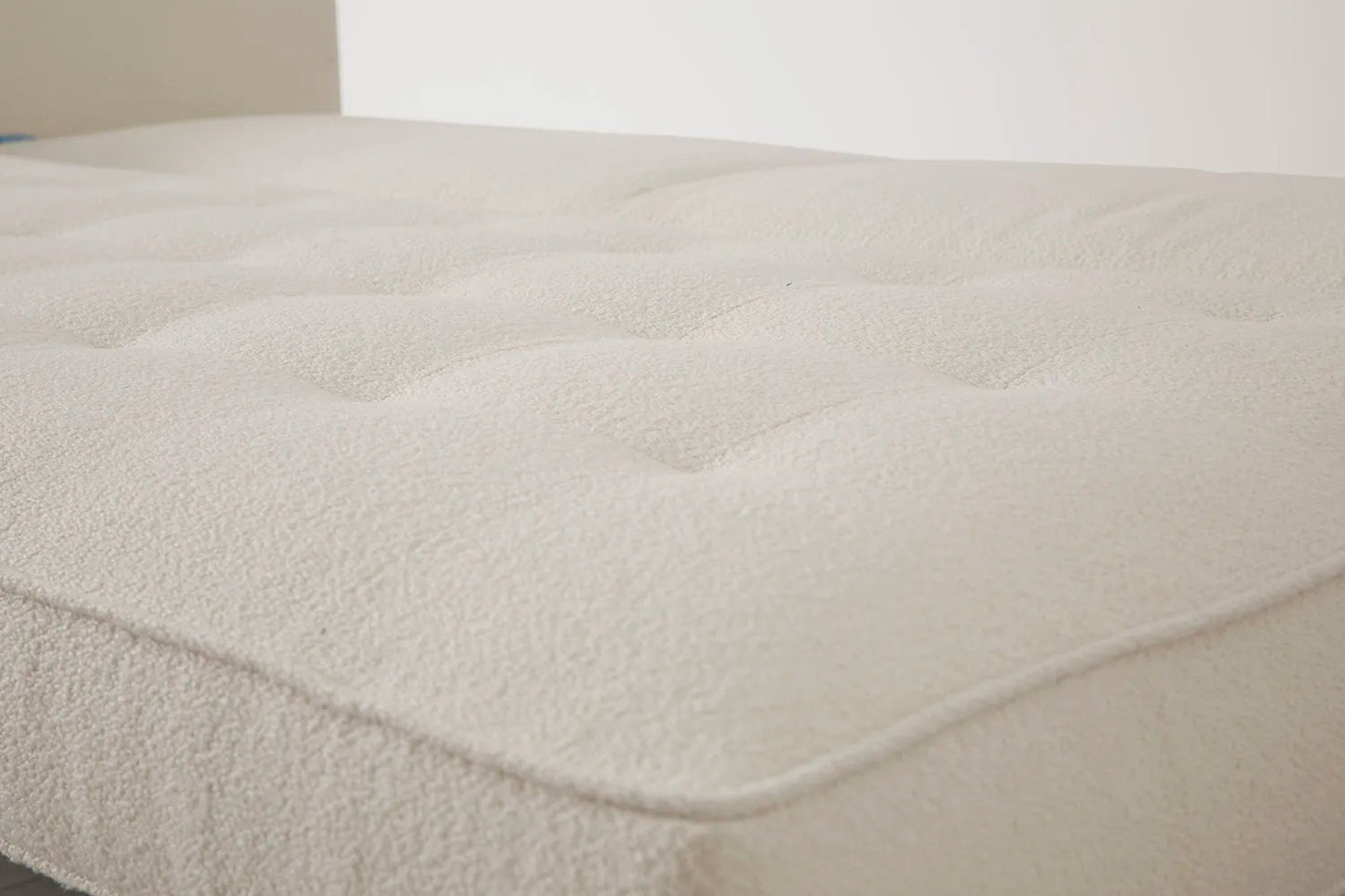 Model 02 Dreisitzer-Schlafsofa , Elfenbeinfarbe