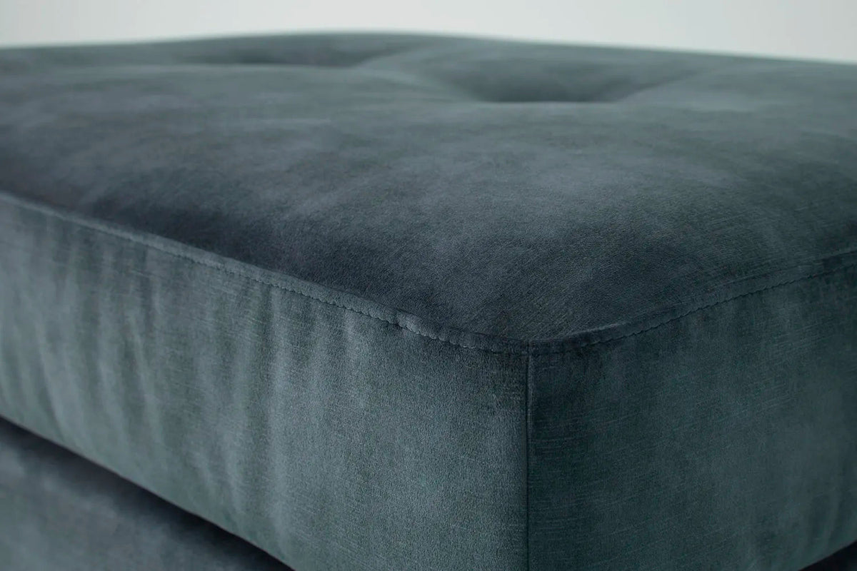 Polsterhocker Model 04, Ozeanblau