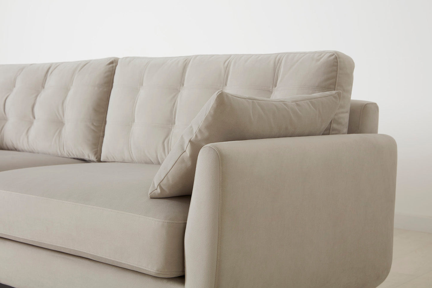 Model 10 Zweisitzer Sofa mit Hocker, Knochenweiß
