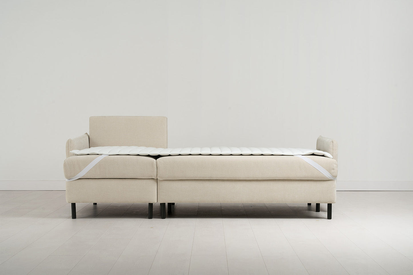 Dreisitzer-Sofa Model 12 mit Chaiselongue links