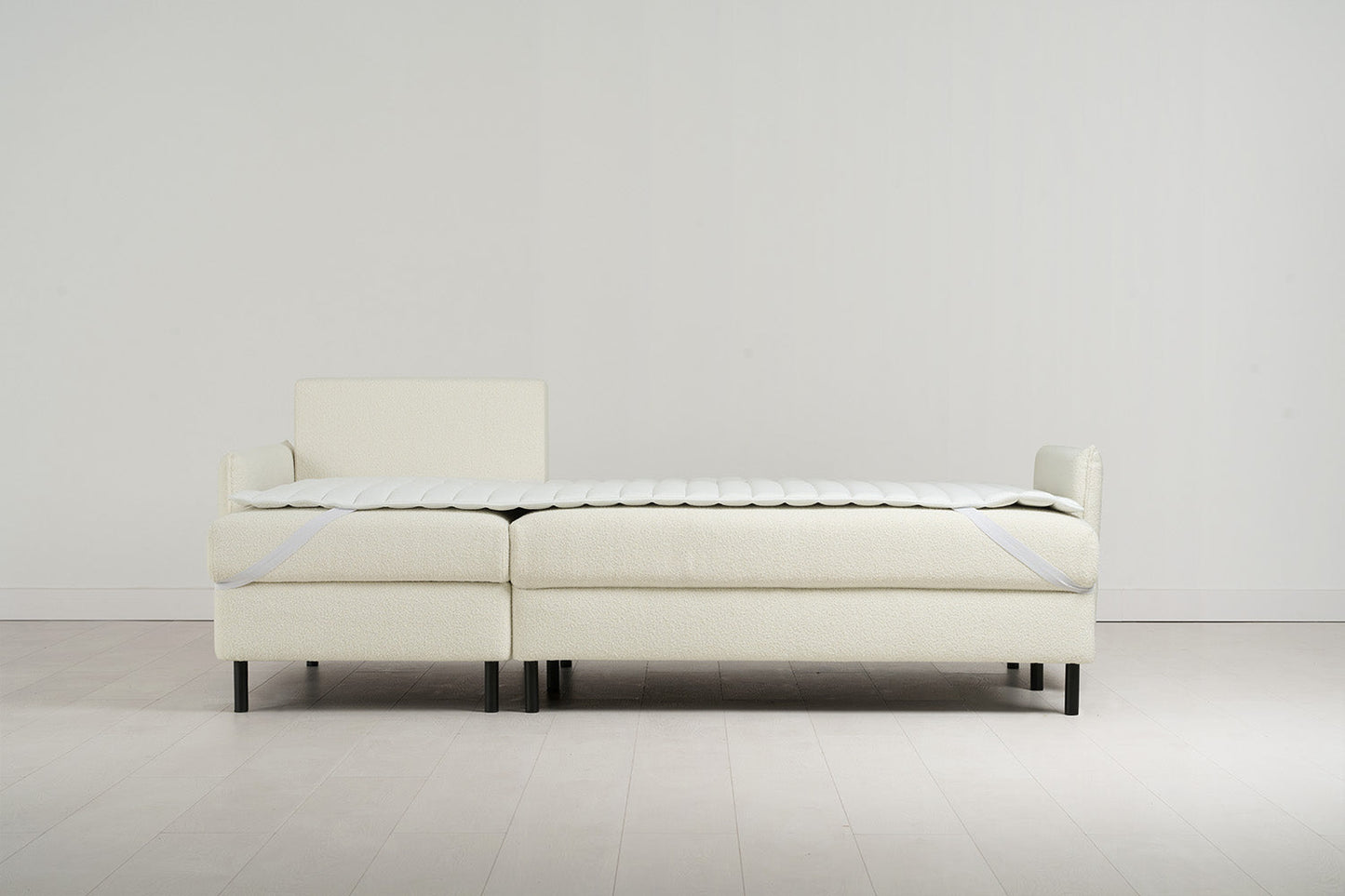 Dreisitzer-Sofa Model 12 mit Chaiselongue links