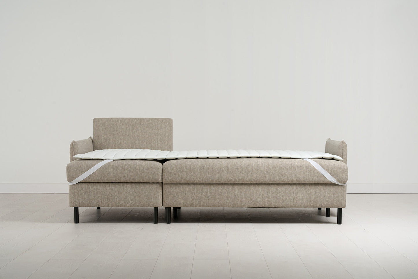 Dreisitzer-Sofa Model 12 mit Chaiselongue links