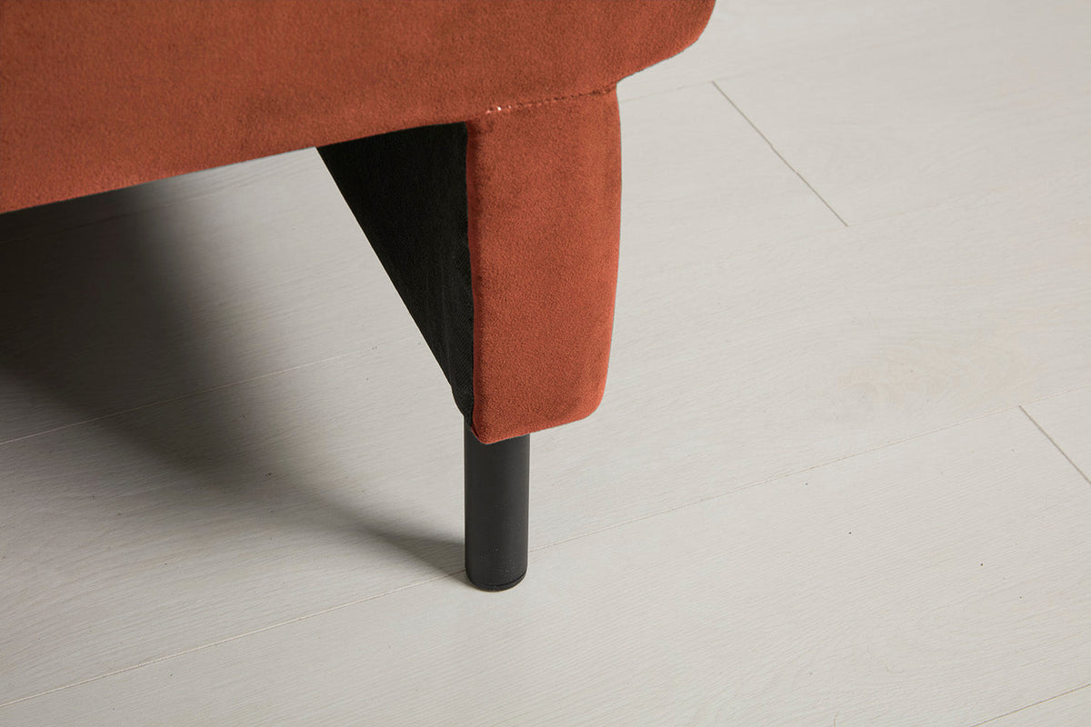 Model 12 Dreisitzer-Sofa mit Chaiselongue links, Ziegelrot