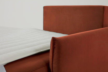 Model 12 Dreisitzer-Sofa mit Chaiselongue links, Ziegelrot