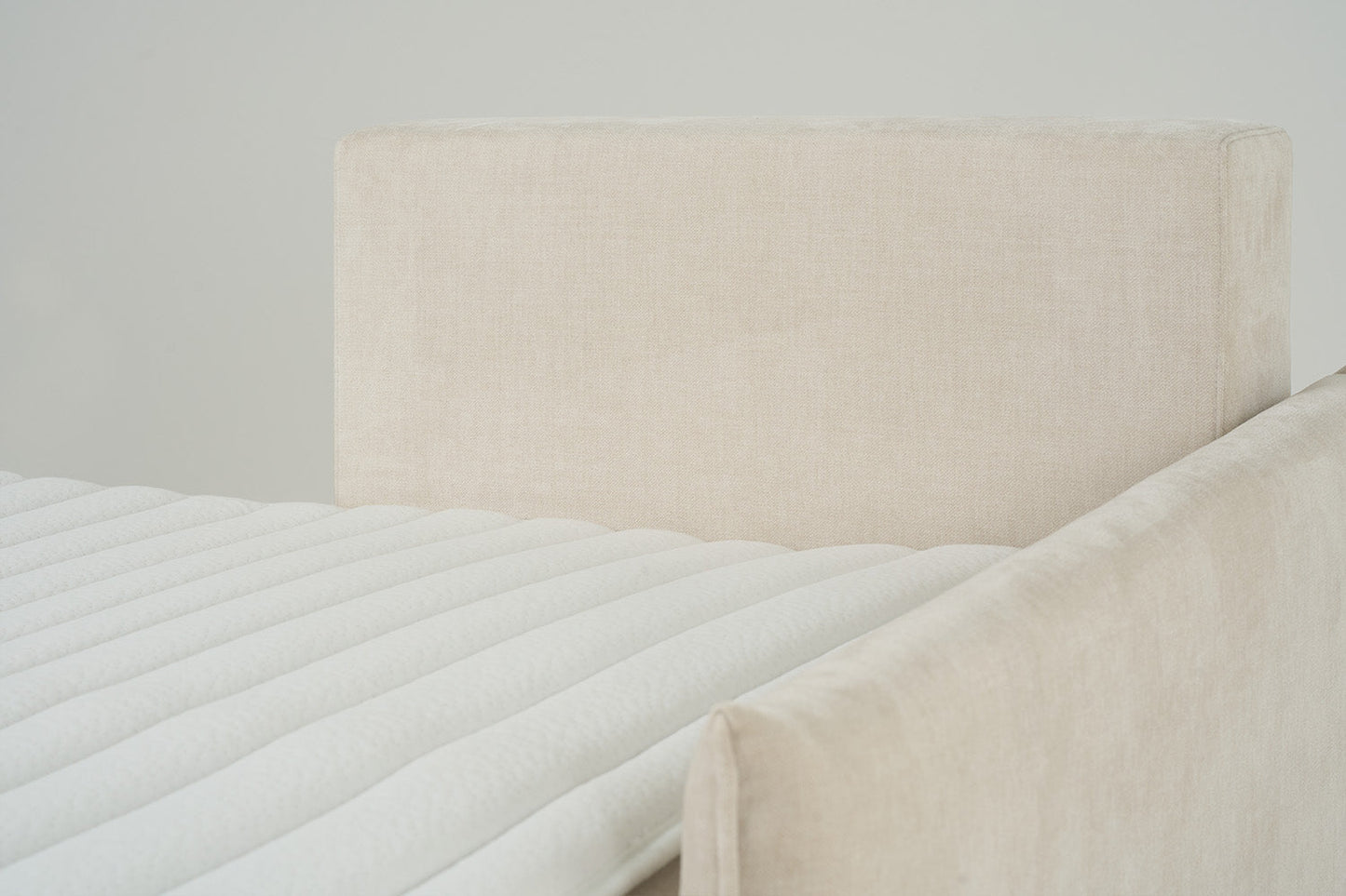 Dreisitzer-Sofa Model 12 mit Chaiselongue links