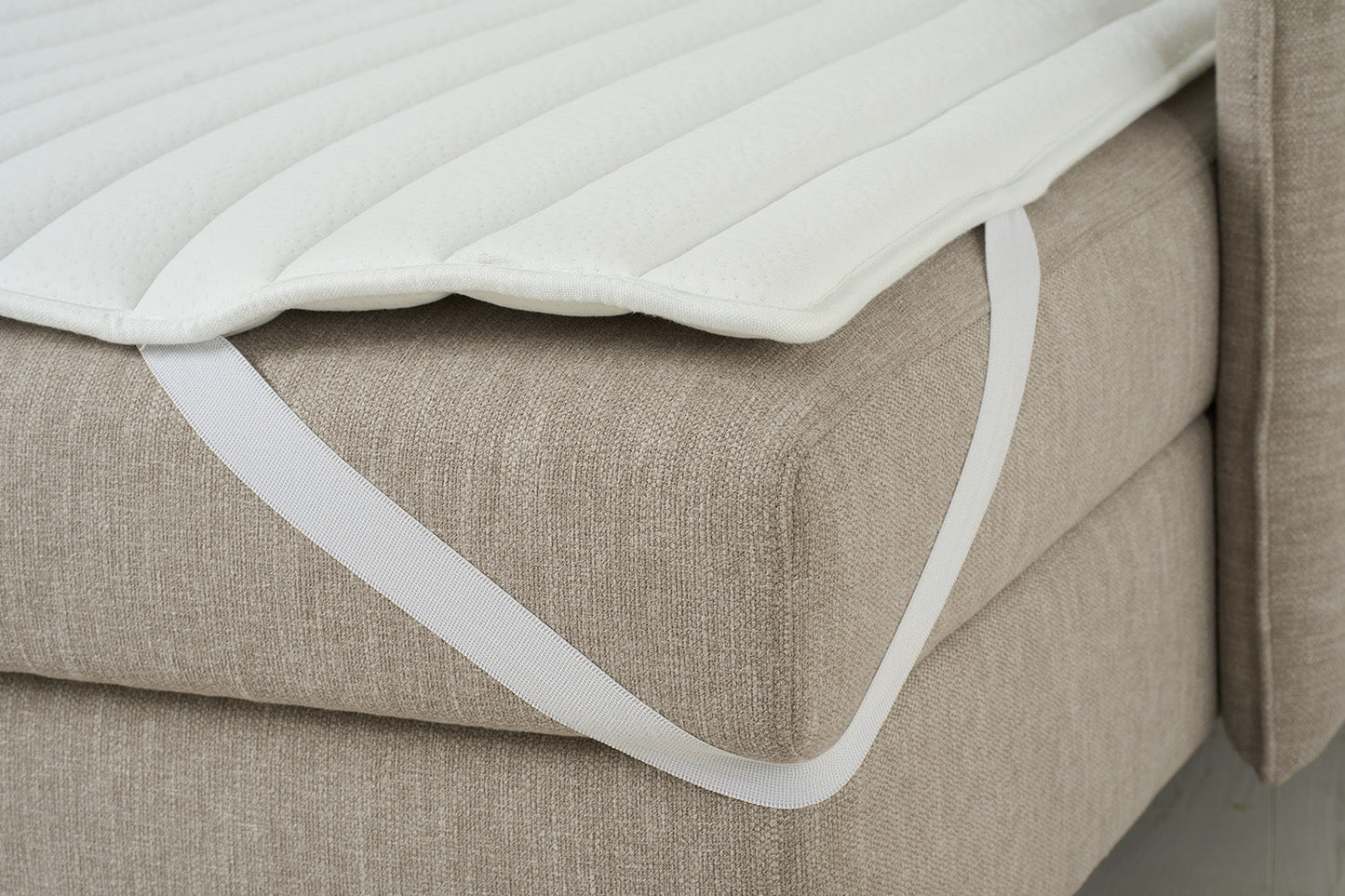 Dreisitzer-Sofa Model 12 mit Chaiselongue links