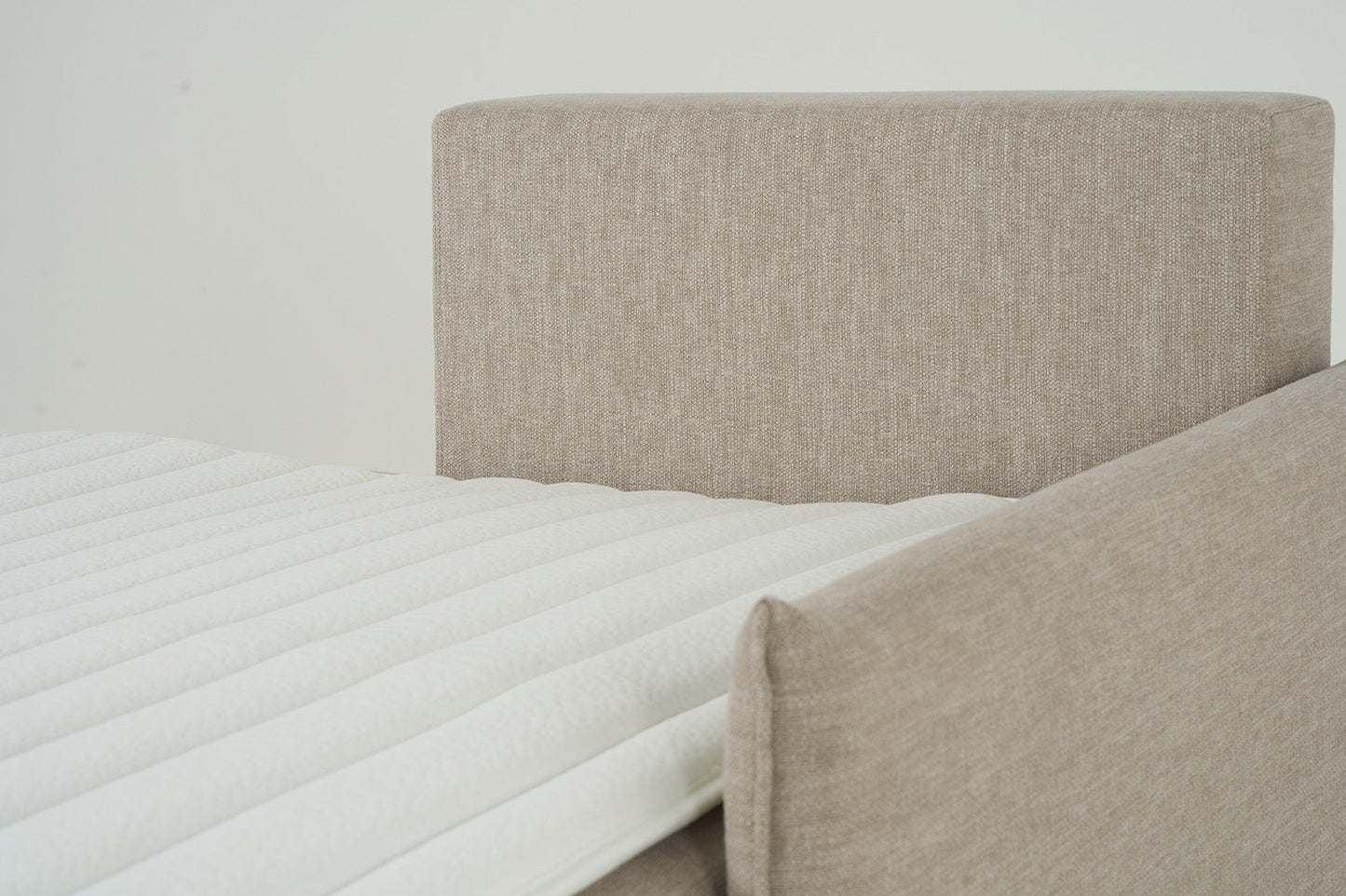 Dreisitzer-Sofa Model 12 mit Chaiselongue links
