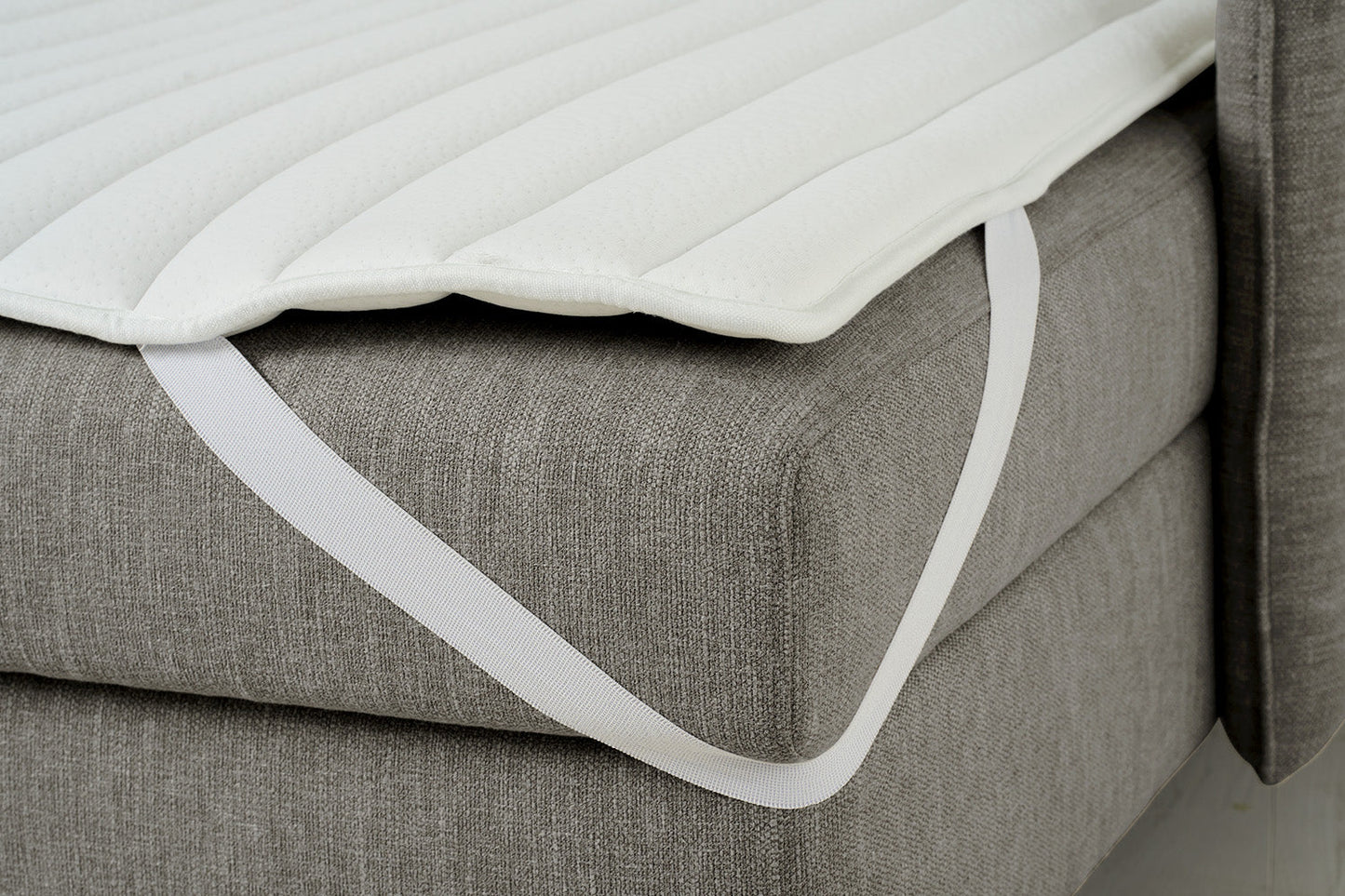 Dreisitzer-Sofa Model 12 mit Chaiselongue links
