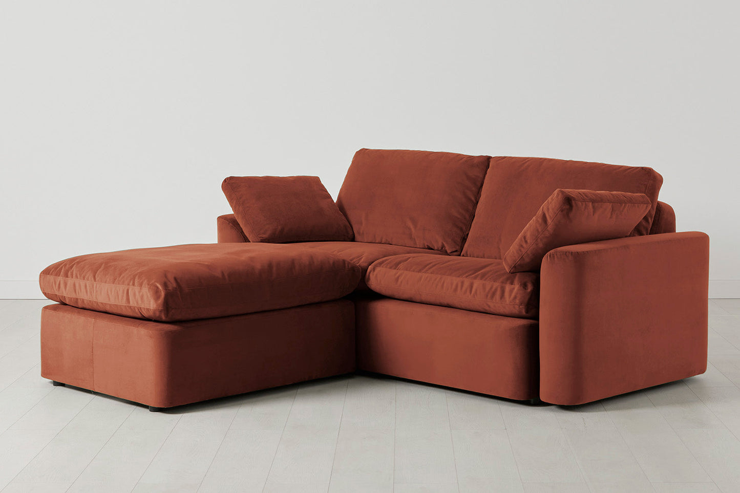 Model 13 Zweisitzer-Sofa mit Caiselongue links, Ziegelrot