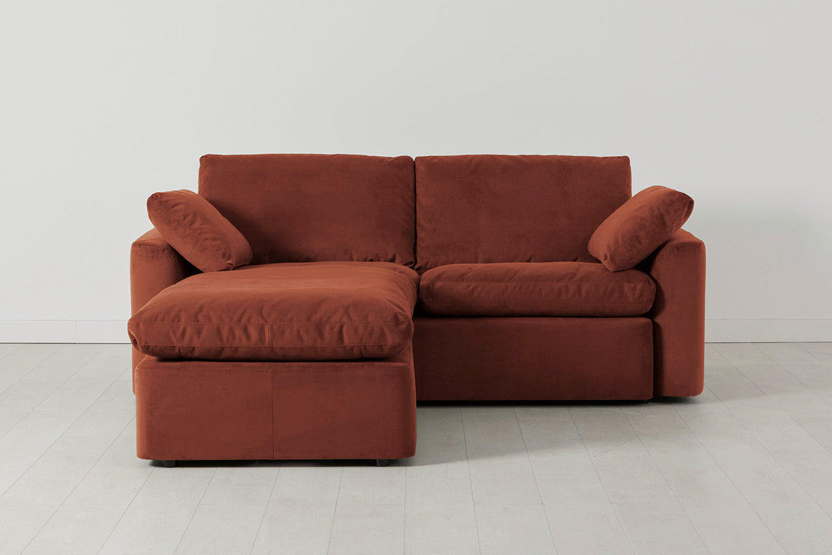 Model 13 Zweisitzer-Sofa mit Caiselongue links, Ziegelrot
