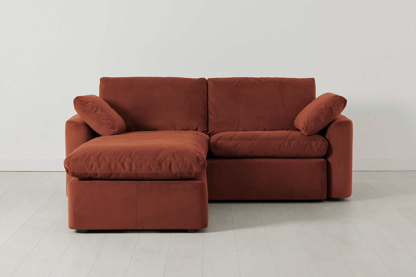 Model 13 Zweisitzer-Sofa mit Caiselongue links, Ziegelrot