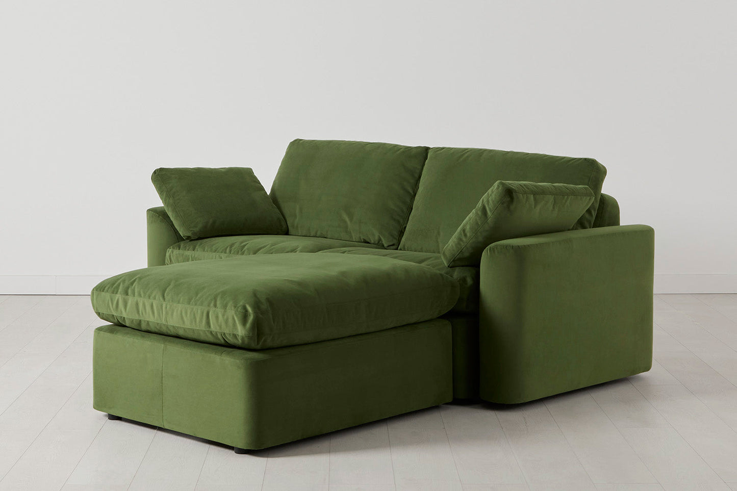 Model 13 Zweisitzer-Sofa mit Caiselongue rechts, Laubgrün
