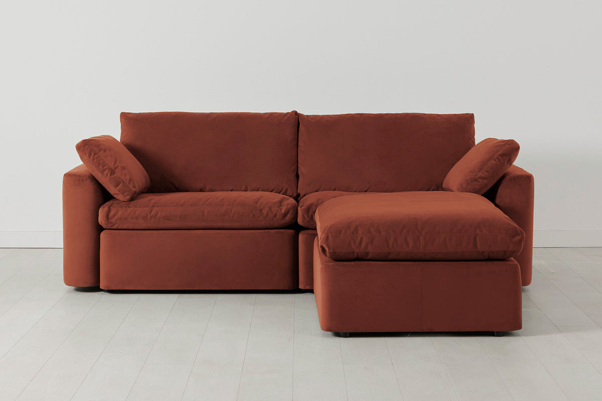 Model 13 Dreisitzer-Sofa mit Caiselongue rechts, Ziegelrot