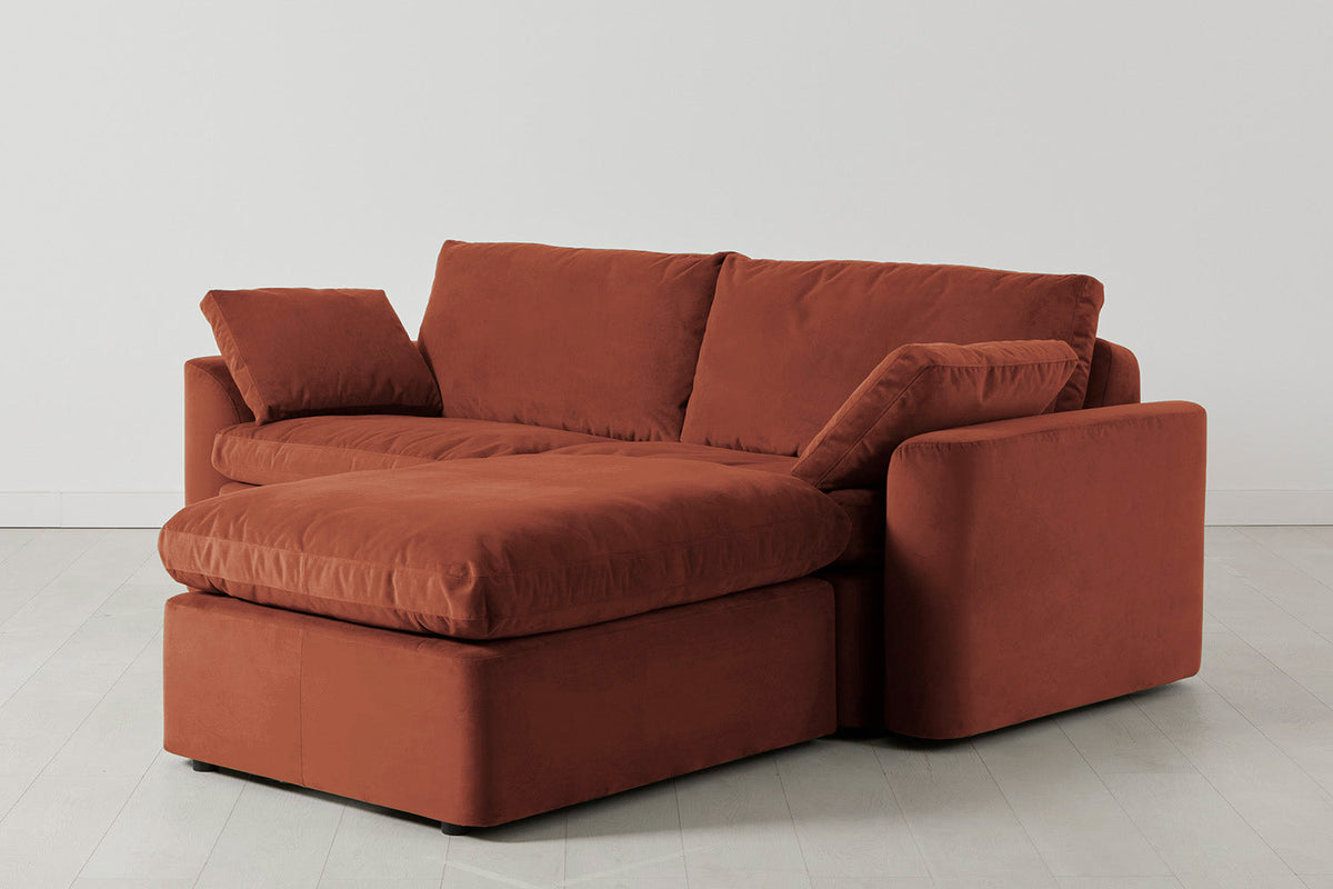 Model 13 Dreisitzer-Sofa mit Caiselongue rechts, Ziegelrot