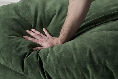 Model 13 Zweisitzer-Sofa mit Caiselongue rechts, Tannengrün