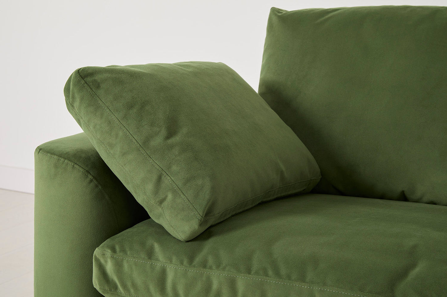 Model 13 Zweisitzer-Sofa mit Caiselongue rechts, Laubgrün