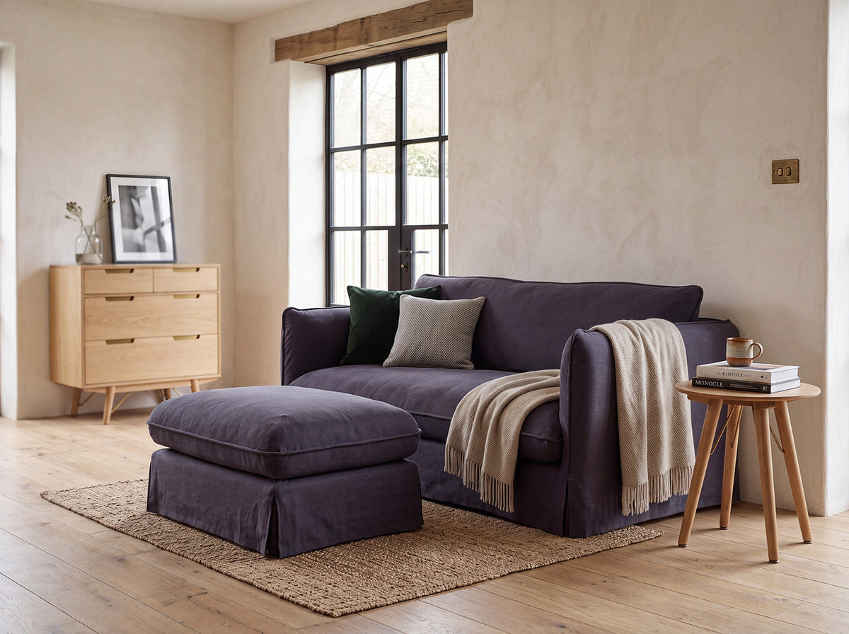 Model 18 Zweisitzer-Sofa mit Polsterhocker, Mitternachtsblau