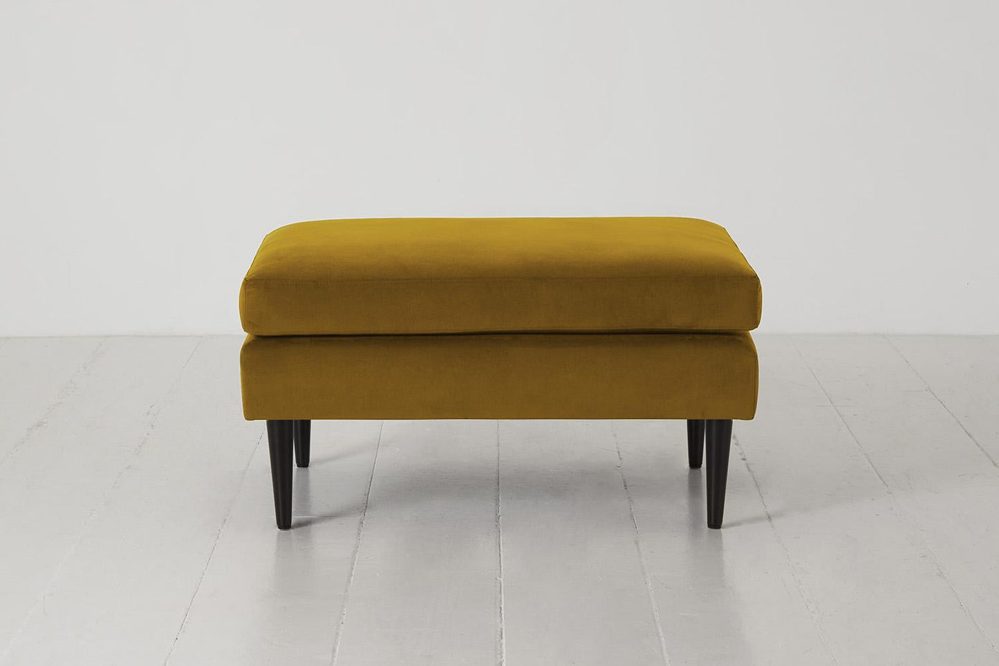 Polsterhocker Model 01, Senfgelb