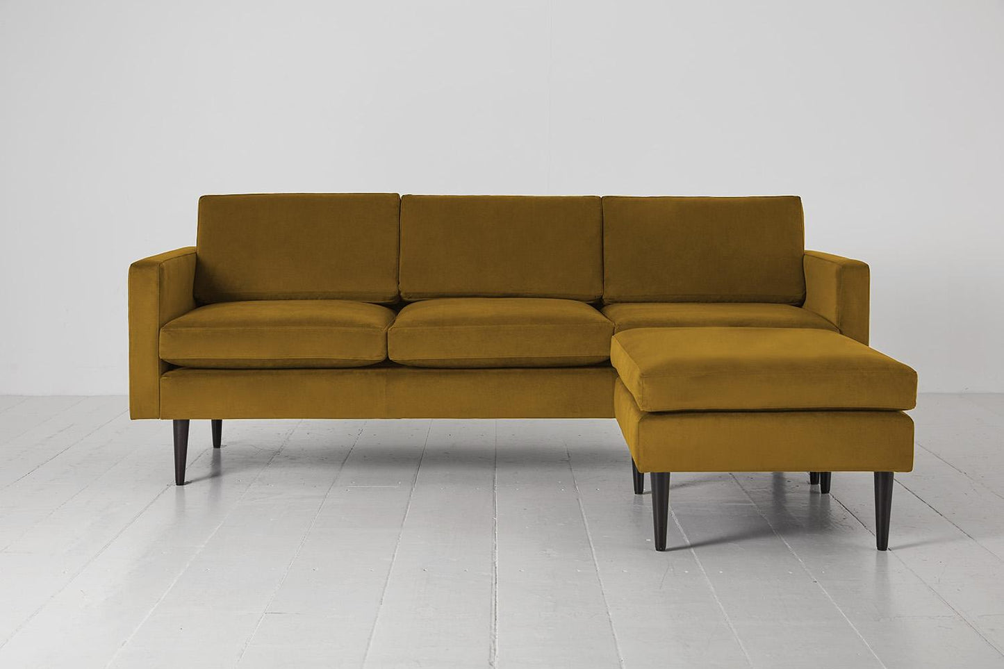 Model 01 Dreisizter Sofa mit Hocker, Senfgelb
