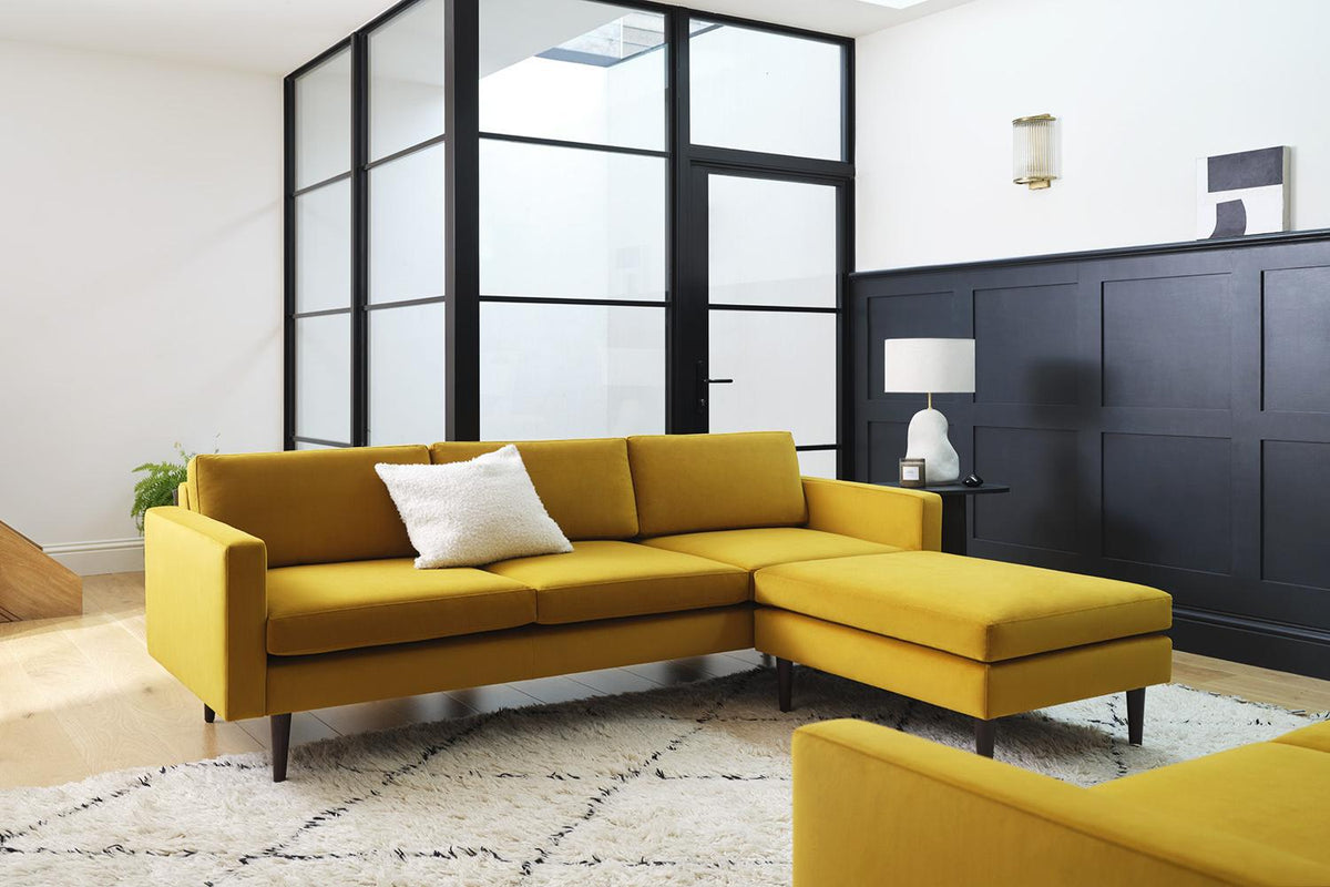 Model 01 Dreisizter Sofa mit Hocker, Senfgelb