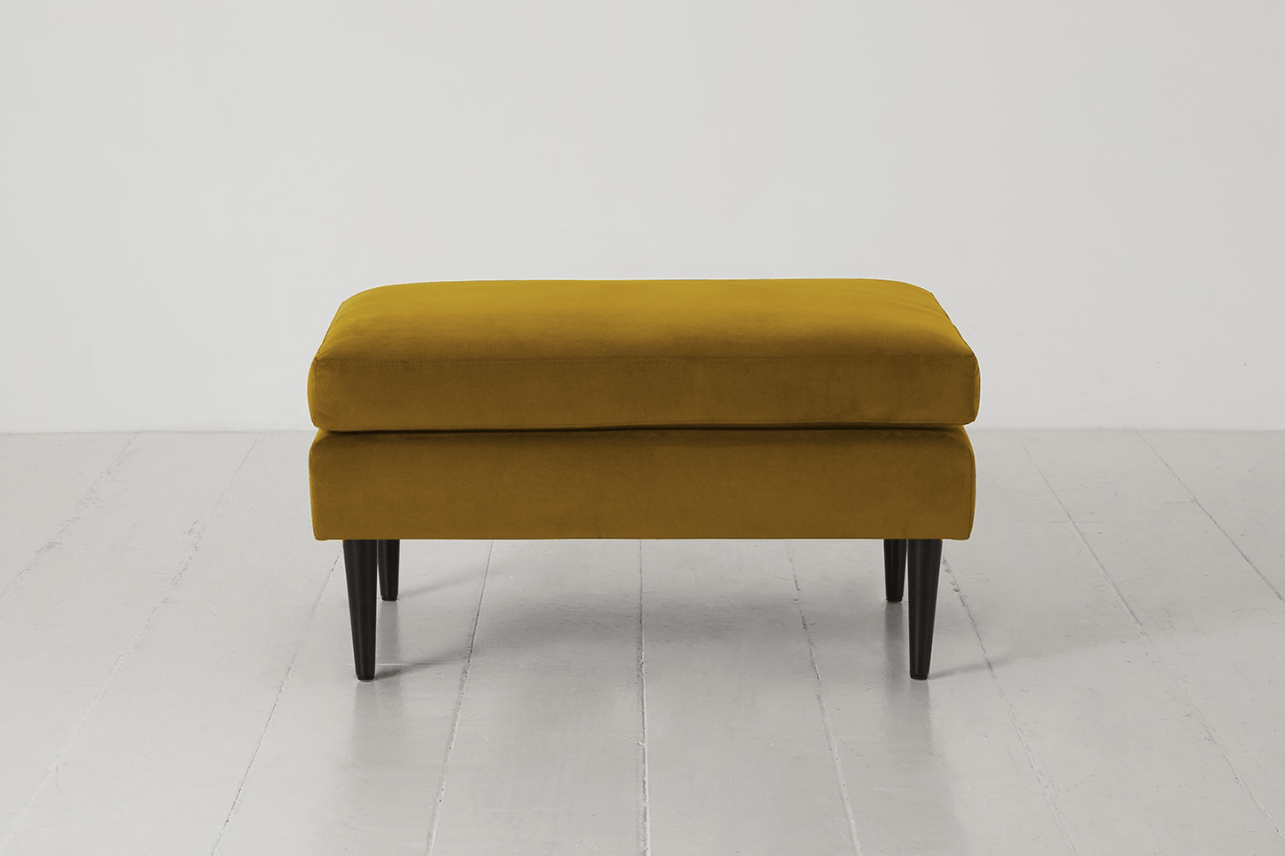 Polsterhocker Model 01, Senfgelb