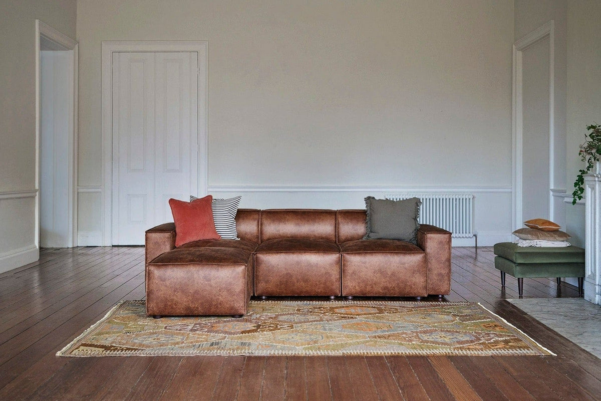 Dreisitzer-Sofa Model 03 mit Chaiselongue links, Kastanienbraun